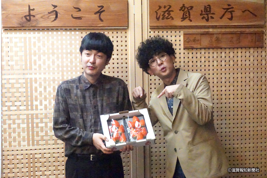 shigahochi's tweet photo. M-1グランプリ2025で優勝したお笑いコンビ「たくろう」の赤木裕さん（大津市出身）ときむらバンドさん（愛媛県出身）が滋賀県庁を表敬訪問し、副知事と対談しました。赤木さんが県出身ということで今回の訪問が実現。今後、県の話題もネタに取り入れていく可能性などについて語りました。 https://t.co/Yz2kd4eiDU