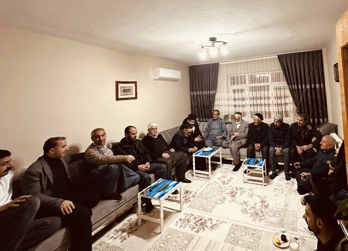 yesilyurtak44's tweet photo. #Yeşilyurt’umuzun dört bir yanında mahallelerimizin ihtiyaçlarını tespit ederek çözüm üretmeye devam ediyoruz.

📍 #Özal
📍 #MerkezFatih
📍 #Melekbaba
📍 #Hamidiye
📍 #Tohma

Mahalle koordinatörlerimiz, yönetim kurulu üyelerimiz ve mahalle başkanlarımızla bir araya gelerek mahallelerimizin yarını için değerlendirmelerde bulunduk.

#İşimizYeşilyurtGücümüzYeşilyurt anlayışıyla, her kapıyı çalmak, her sesi duymak için sahadayız!