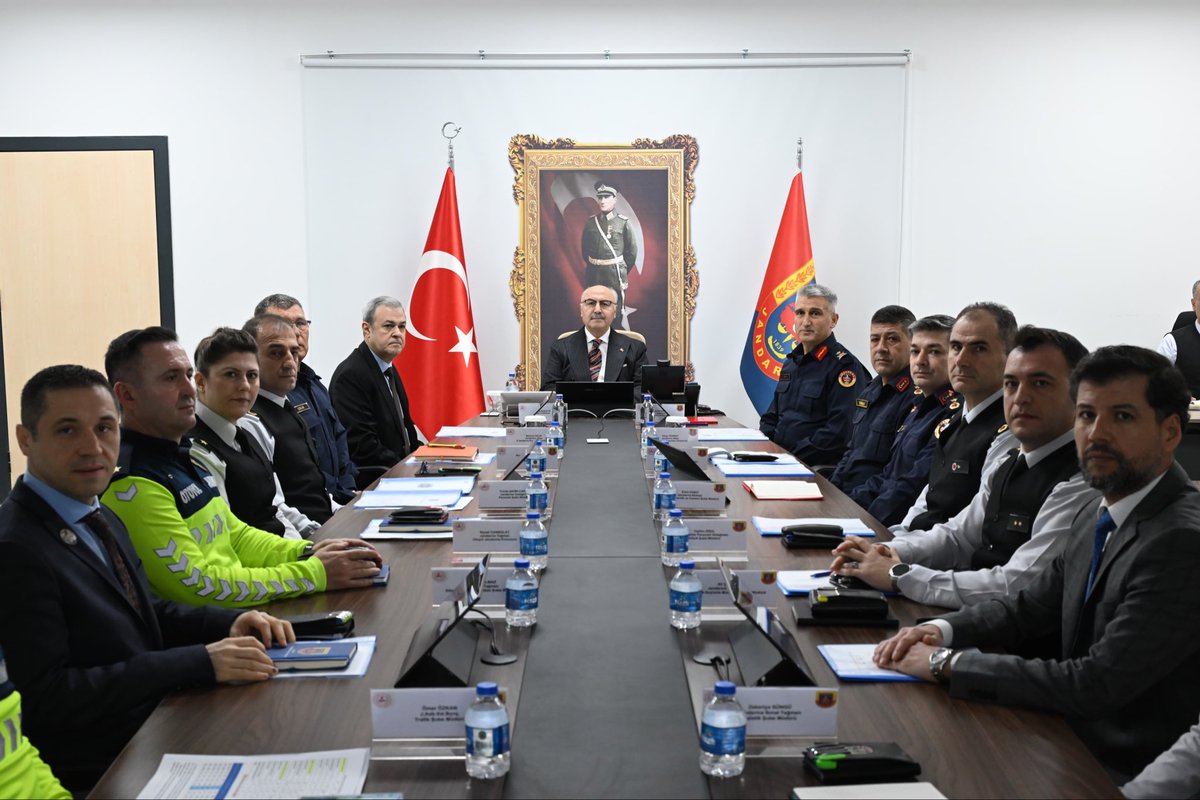 📌Valimiz Sayın <a href="/yskosger/">Yavuz Selim KÖŞGER</a>, Denizli İl Jandarma Komutanlığını ziyaret etti. 

📌 Ziyaret kapsamında Valimiz Sayın Köşger, İl Jandarma Komutanlığında incelemelerde bulunarak Tuğgeneral Mevlüt Dirim’den ilimizin huzur ve güvenliği için yürütülen çalışmalar hakkında brifing aldı.