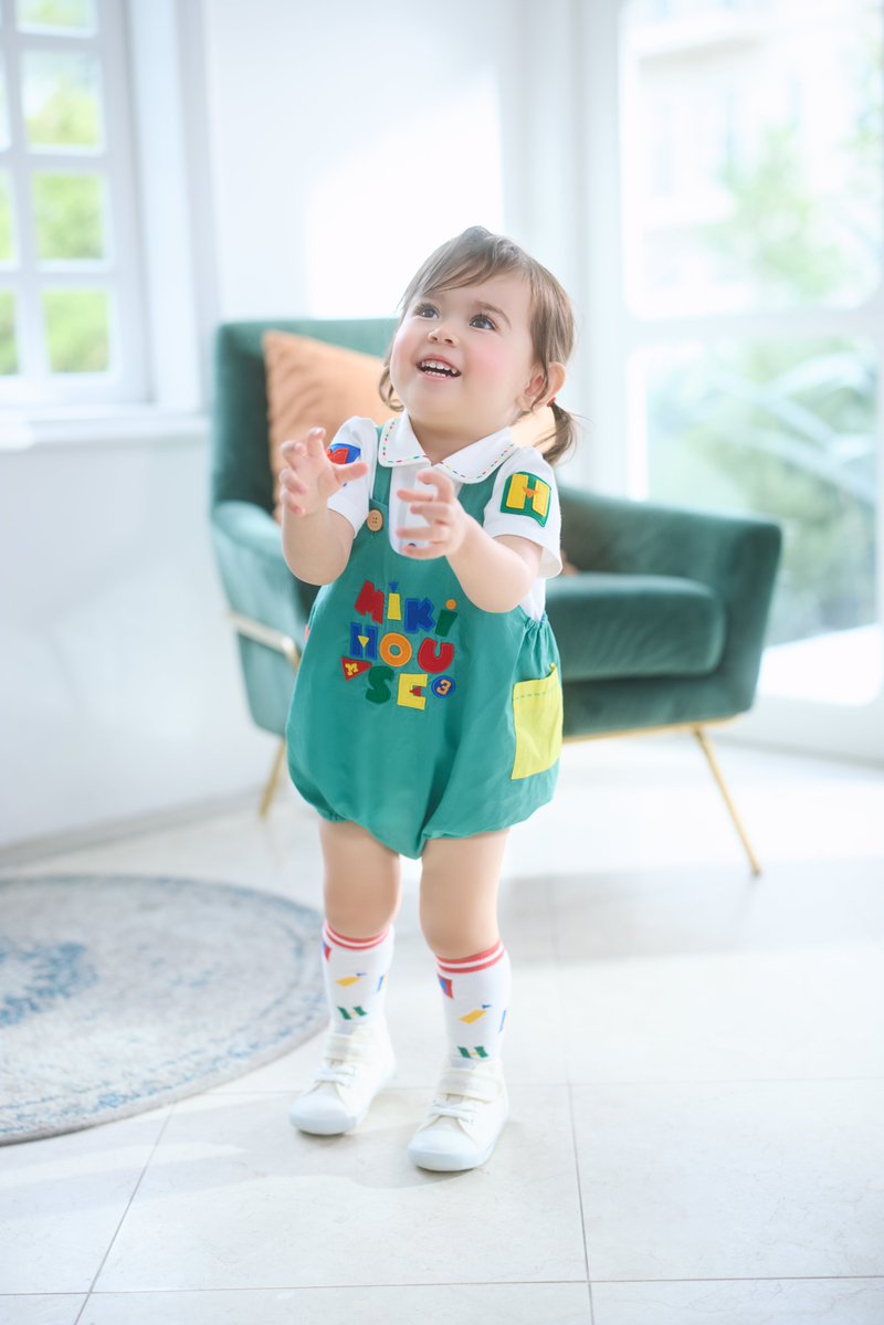 カラフルステッチのブラウス×だるまロンパースで、遊び心たっぷりの