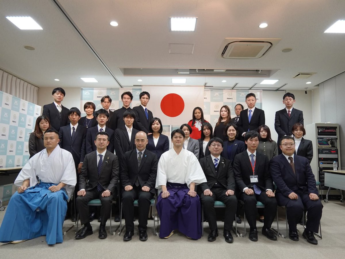 先週土曜日の午後、靖國神社崇敬奉賛会では、竹田恒泰顧問を講師としてお招きし、第25回公開シンポジウム『生きるということ ― 英霊のみこころを次世代へ』を開催しました。公式チャンネルではライブ配信を行い、約2.8万人の方々にご視聴賜りました。ありがとうございました。
youtube.com/live/z0t7p2IQi…