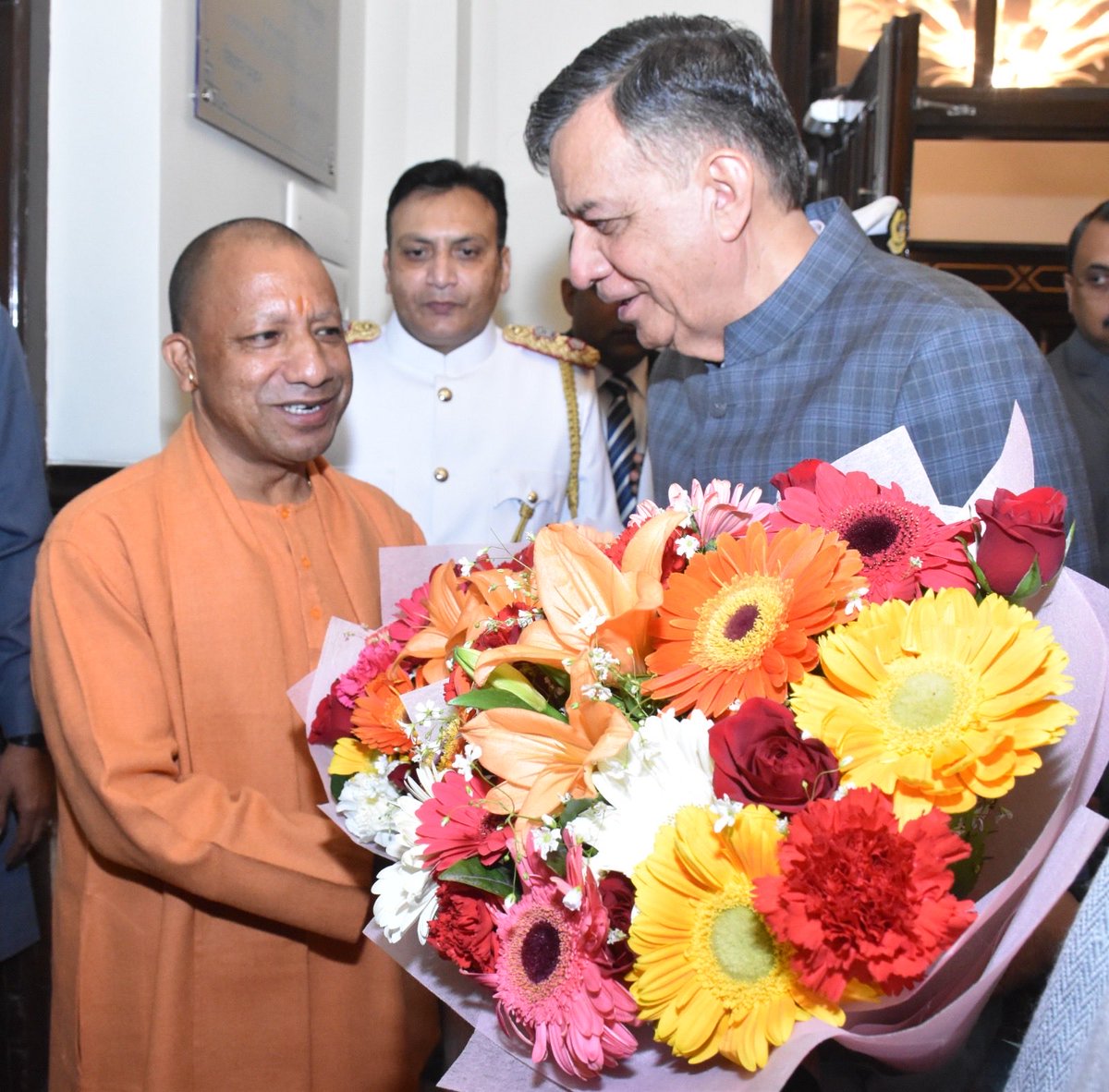 Satishmahanaup's tweet photo. आज बजट सत्र के प्रारंभ होने पर विधानसभा पहुंचने पर मुख्यमंत्री योगी आदित्यनाथ जी का स्वागत किया। 

#UPVidhanMandal https://t.co/L5zWIlpclo