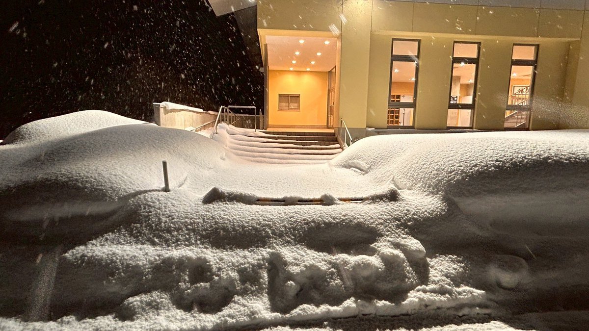 DER_GLANZ2018's tweet photo. 先週の練習会場がある西川町⛄️ものすごい雪でした❄️駐車場には百名山にも匹敵する(?)ほどの雪山🏔️
いつも、除雪ありがとうございます🙇‍♀️

そんな中、DER GLANZには2名の方が新メンバーとして仲間入りしました🥁✨
来年度に向けて、まだまだ大募集中です🫶

お問い合わせはDMにて、、💌 https://t.co/azMltTmh0g