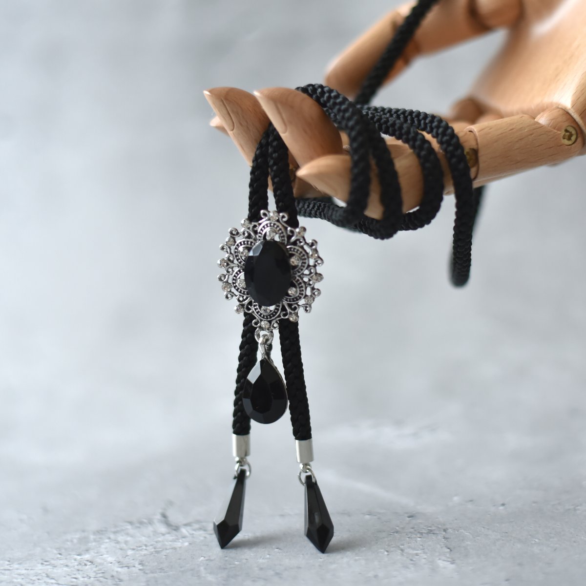 2/15⇒お題【#GothicIsMyWorld　#365DIYtheme】
※ゴシック全般(無い人は黒オンリー)

闇は隠れる場所じゃなく、包み込んでくれる色…黒に宿る装飾や影の重なりが、世界観そのものになる…ここはゴシック、私の居場所♥♥♥

🛒minne.com/@raga-muffin

#ハンドメイド好きさんと繋がりたい