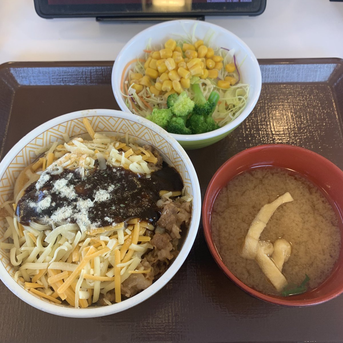 D_Dinner_Fukui's tweet photo. 期間限定のデミグラスチーズ牛丼。想像通りの味。デミグラスソースはハンバーグ以外は普通の味だ。牛丼には合わないなー。
やっぱり牛丼並3点セットが1番かもしれん！
#すき家 #デミグラスチーズ牛丼 #牛丼 https://t.co/xYCUefRaEZ