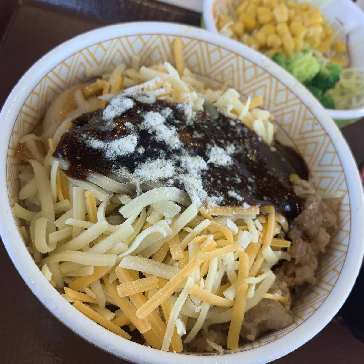 D_Dinner_Fukui's tweet photo. 期間限定のデミグラスチーズ牛丼。想像通りの味。デミグラスソースはハンバーグ以外は普通の味だ。牛丼には合わないなー。
やっぱり牛丼並3点セットが1番かもしれん！
#すき家 #デミグラスチーズ牛丼 #牛丼 https://t.co/xYCUefRaEZ