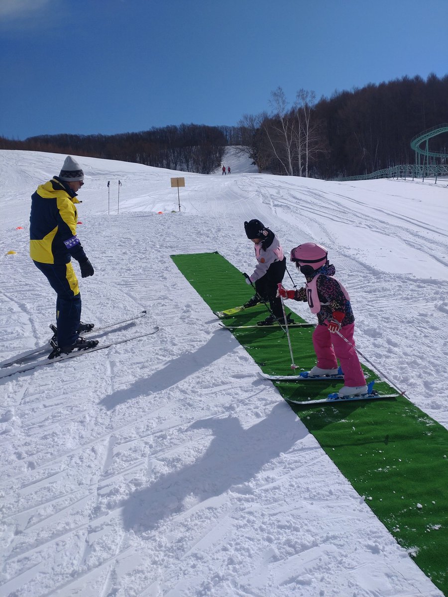 ebetsu_ski's tweet photo. ２月８日 日曜日　くもり時々はれ一時雪
ＳＣＭ、幼稚園児、ＳＢ、基礎の各講習とジュニアスキー検定を実施しました。 https://t.co/G87jzpUvTv