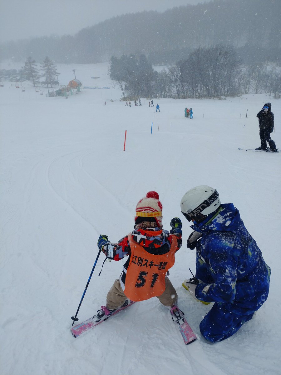 ebetsu_ski's tweet photo. ２月８日 日曜日　くもり時々はれ一時雪
ＳＣＭ、幼稚園児、ＳＢ、基礎の各講習とジュニアスキー検定を実施しました。 https://t.co/G87jzpUvTv