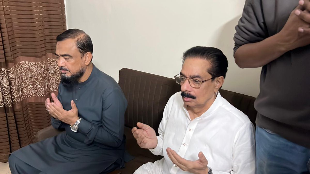 AnisMQM's tweet photo. سینئر مرکزی رہنما انیس احمد قائمخانی نے ملیر ٹاؤن کے زیشان کے گھر لگنے والی آگ کے باعث جھلس کر انتقال کر جانے والے معصوم بچہ آحد نادر کے گھر آمد، اہلِ خانہ سے تعزیت کی اور مرحوم کی مغفرت کے لیے دعا کی، اس موقع پر انچارج COC فرقان اطیب و دیگر مرکزی رہنما و اراکین اسمبلی موجود۔ https://t.co/eae2lQI1ef