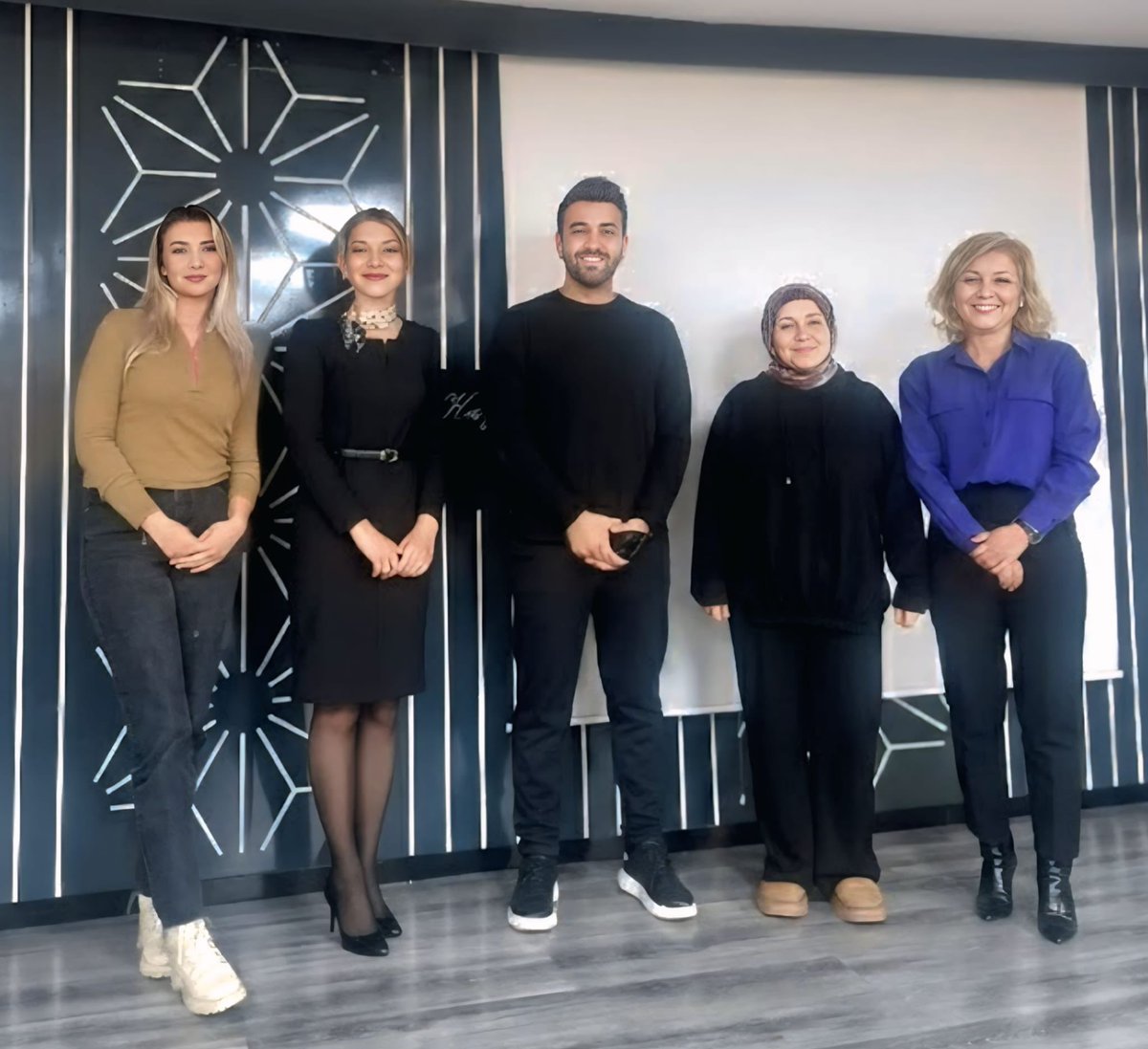 Kayseri Gençlik Merkezimiz tarafından hazırlanan Hedef ve Vizyon Atölyesi kapsamında;
Nuh Naci Yazgan Üniversitesi Öğretim Görevlisi, Uzman Klinik Psikolog Sayın Mehmet Tarık Çay’ın sunumuyla gençlerimizle verimli ve ilham dolu bir program gerçekleştirdik.