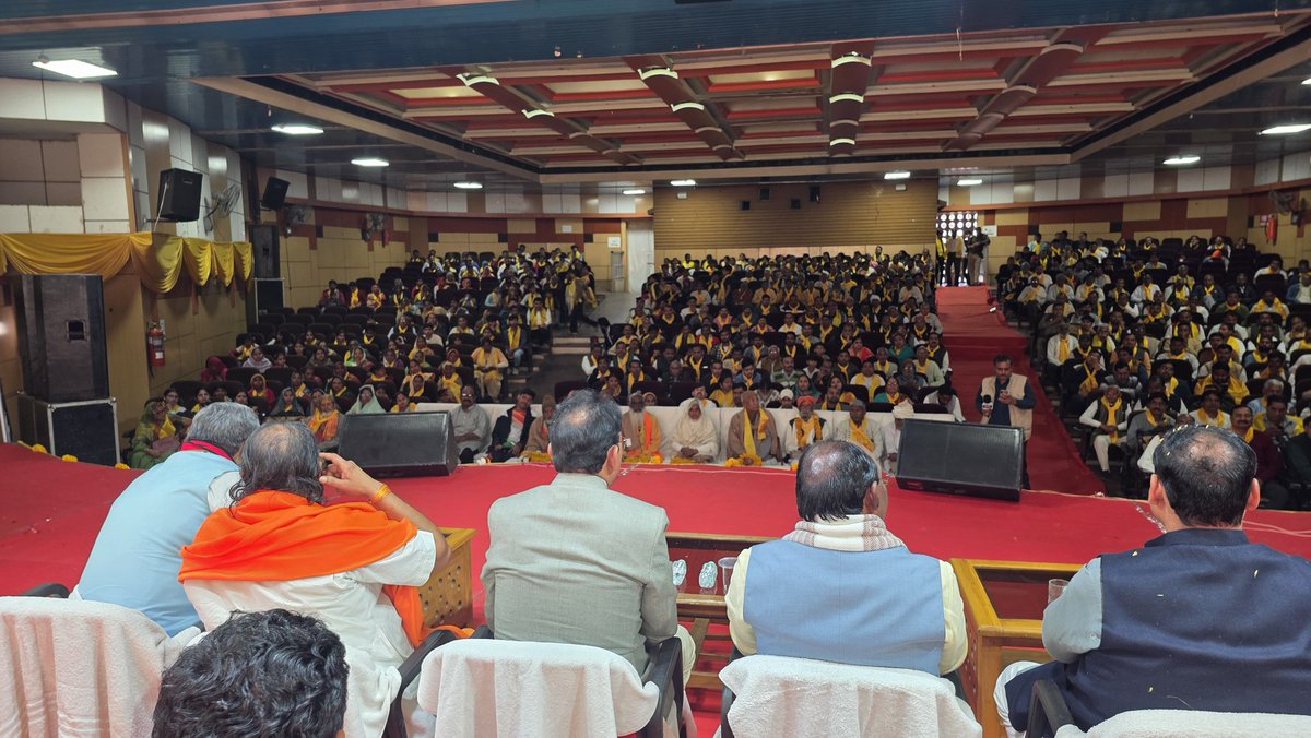 LalSinghArya's tweet photo. ऐसा चाहूं राज में जहां मिले सबन को अन्न।
छोट बडो सब सम बसे, रैदास रहे प्रसन्न ॥

ग्वालियर में गुरू रविदास सेवा समिति द्वारा आयोजित में सामाजिक समरसता के आधार और मानवता के संदेश वाहक “संत शिरोमणि गुरू रविदास जी महाराज” की 649 वीं जयंती के पावन अवसर पर आयोजित संगोष्ठी एवं सम्मान समारोह में सम्मिलित होकर राजस्थान के उप मुख्यमन्त्री श्री @DrPremBairwa. जी
मंत्री श्री नारायण सिंह कुशवाह जी,भाजपा जिलाध्यक्ष श्री जय प्रकाश राजौरिया के साथ 
संबोधित किया तथा सर्व समाज की प्रतिभाओं को सम्मानित किया तथा इस अवसर पर पूज्य संतजनों का सम्मान कर आशीष प्राप्त किया।

इस अवसर पर मध्यप्रदेश सरकार में मंत्री श्री प्रद्युम्न सिंह तोमर जी,पूर्व सांसद श्री विवेक नारायण शेजवलकर जी,पूर्व विधयाक श्री मुन्नालाल गोयल, पूर्व जिलाध्यक्ष श्री कमल माखीजानी,मण्डलाध्यक्ष श्री धर्मेन्द्र राणा,श्री हरीश मेवाफरोश, श्री धर्मेन्द्र आर्य, श्री ओमप्रकाश धनोल, श्री शिवराम जाटव, श्री अर्जुन जाटव सहित बड़ी संख्या में प्रमुख लोग उपस्थित रहे।
@BJP4India. @BJP4MP. 
@BJPSCMorcha.