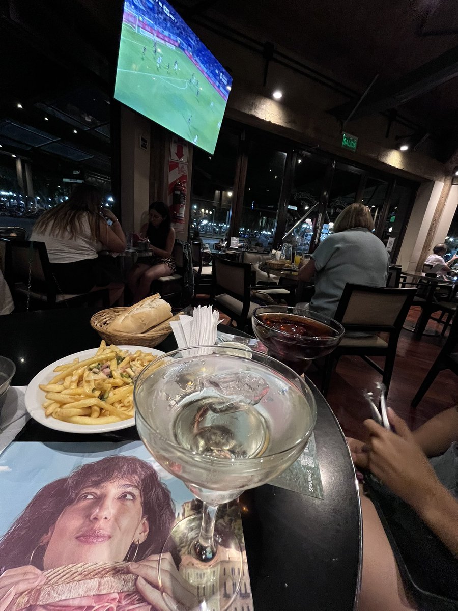 me vine a ver el partido a un restaurante para ver como los perros pierden con veleshh dejaa
