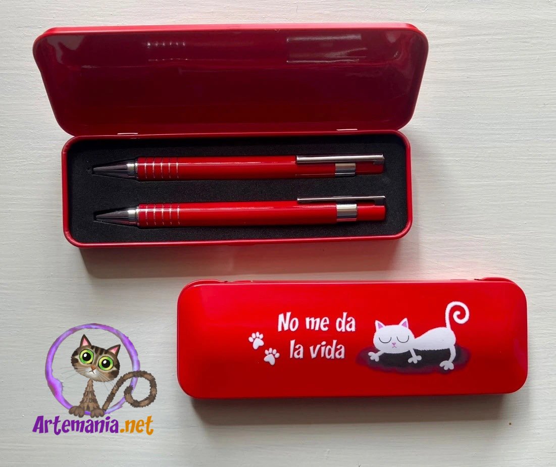 Cajita metálica con boli y portaminas. En stock, listo para regalar 

#hechoamano #catlover #regalosoriginales #regalopersonalizado