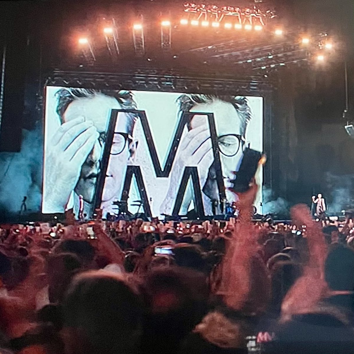 大変遅ればせながら、Memento Mori: Mexico City を観ました🌟
映画『M』も感動ものでしたがフルのライヴ映像も素晴らしい✨
カメラワークと編集が凝っていて演奏も完璧🎶
デイヴもマーティンも凄く楽しそうで、最高の演出でフレッチを送り出したんだなぁと思いました
「ほどなく、お別れです。」と☺️