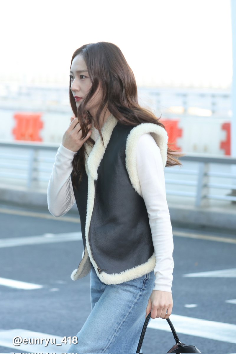 eunryu_418's tweet photo. 260209 ICN 출국
✨️
#KRYSTAL #크리스탈 #정수정 #JUNGSOOJUNG https://t.co/cl2wZk2joz