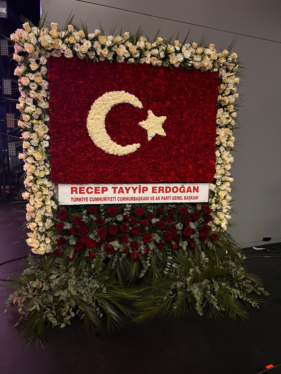 Cumhurbaşkanımız ve Genel Başkanımız Sayın Recep Tayyip Erdoğan, Milliyetçi Hareket Partisi Genel Başkanı Sayın Devlet Bahçeli Beyefendi’ye, 57. Yıl kutlamalarına özel hazırlanan tebrik çiçeği aranjmanı göndermiştir.

Şanlı bayrağımızı taşıyan bu özel çiçek aranjmanı, Milliyetçi