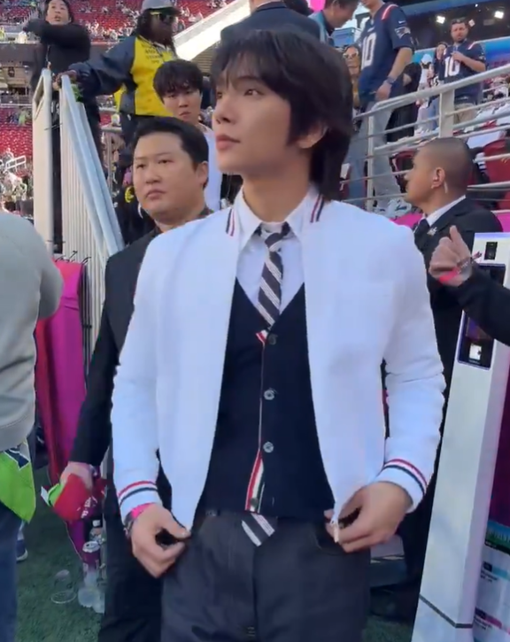 AboutMusicYT's tweet photo. Joshua of SEVENTEEN was spotted at the Superbowl today. https://t.co/HMCpTFYoUh