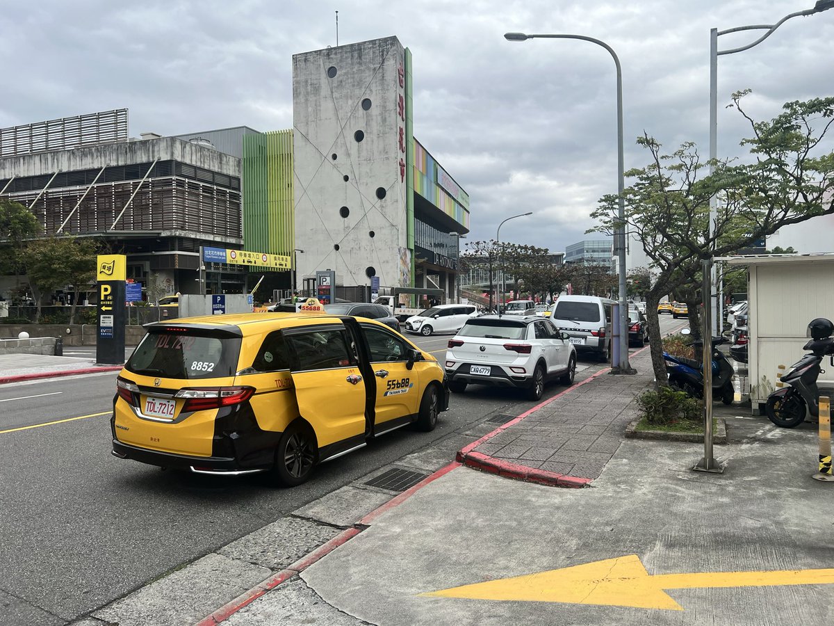 今週は過年(旧正月)と情人節(バレンタイン)両方あるので、台湾の花屋さんはマジでヤバいです😂

市場もあり得ないくらい渋滞して、駐車場も満車状態

みんな大変ですが、花がメインの季節イベントは花屋にとっては楽しい季節でもあります！