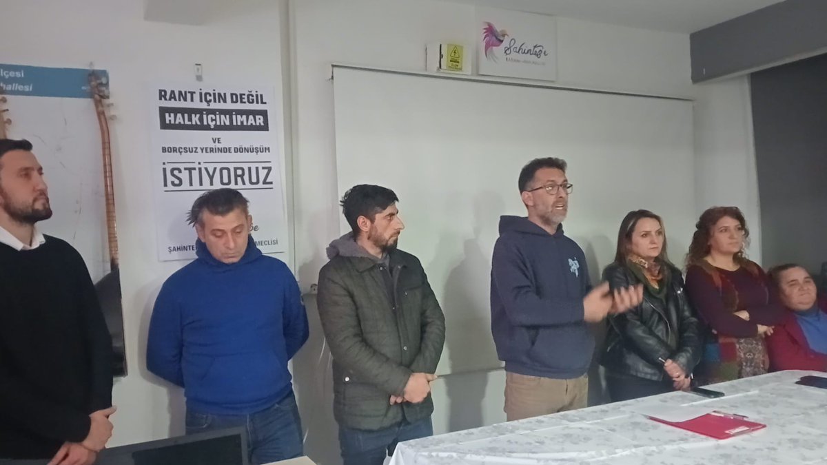 dirensahintepe's tweet photo. Uzun bir süredir hazırlığını yaptığımız *RANT İÇİN DEĞİL HALK İÇİN İMAR VE BORÇSUZ YERİNDE DÖNÜŞÜM İSTİYORUZ* isimli kampanyamızın ilk adımı olan basın toplantımızı bugün kitlesel bir şekilde gerçekleştirdik.

Yaklaşık 4 yıldır sürdürdüğümüz  barınma hakkı mücadelemiz  sayesinde elde ettiğimiz  kazanımlar sonrasında,   halkın yararına olan bir imar uygulaması  ve  borçsuz bir  yerinde dönüşüm  şartıyla  Bakanlık, Belediye ve TOKİ  ile müzakere masasına oturabileceğimizi fakat bu iki talebimizin kabul edilmediği her koşulda  dün olduğu gibi bugün de aynı şekilde daha güçlü bir  mücadeleyi başlatacağımızı ilan ettik ve kampanyamıza başlangıç verdik. 

*RANT İÇİN DEĞİL HALK İÇİN İMAR VE BORÇSUZ YERİNDE DÖNÜŞÜM İSTİYORUZ*