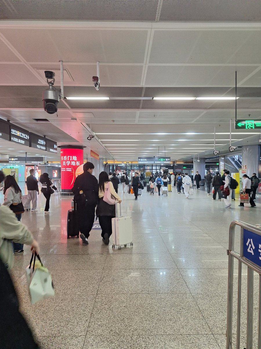 哎 昨晚熬夜看红蓝大战，早上起不来，中午准备去香港买东西，结果到了高铁才发现没带身份证。哎。