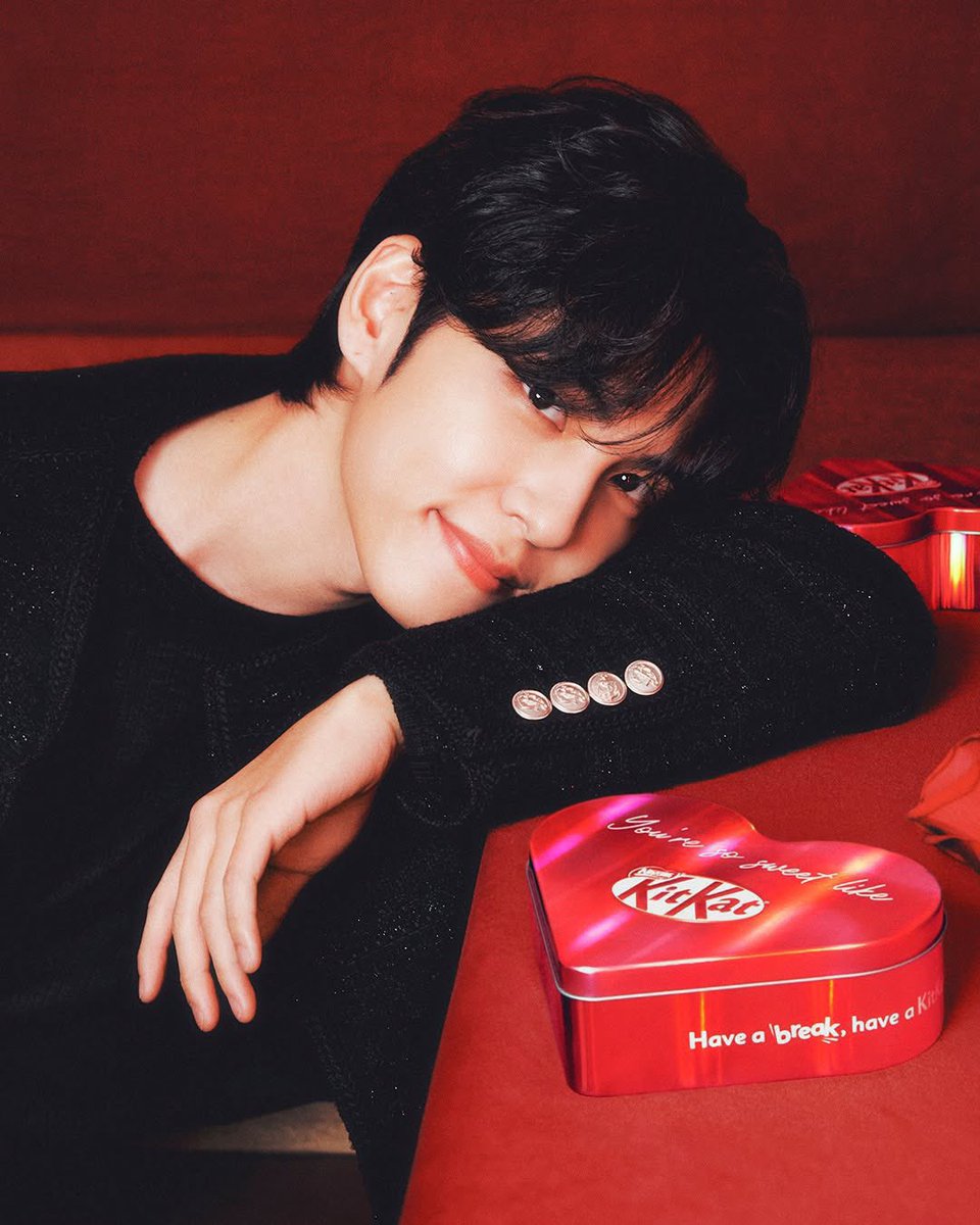 이 사진 너무 예뻐서 진짜 5분째 확대했다가 전체로 봤다가 또 확대하길 반복중임 뭔데 왕자님 …