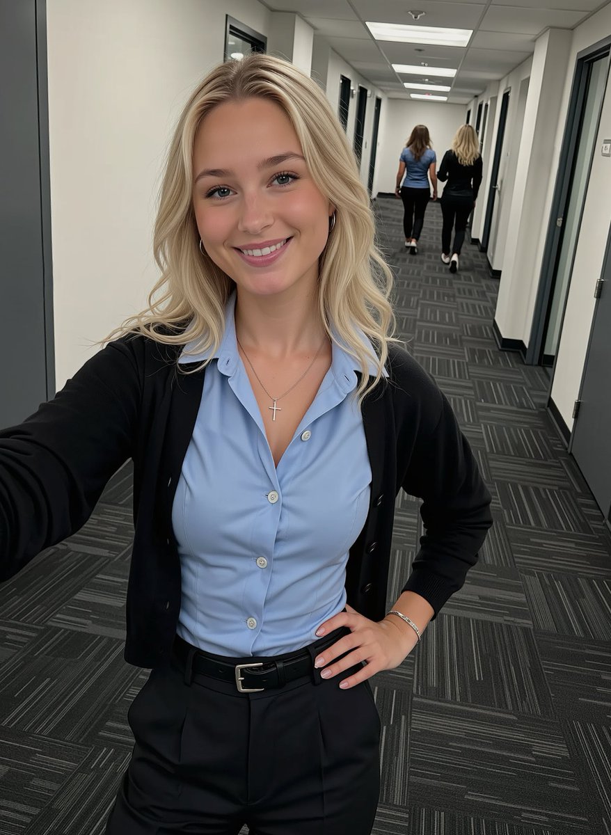 KayleeDiMarco's tweet image. Monday… 8 a.m. back at work! 🕗
Like the weekend didn’t even happen 😩