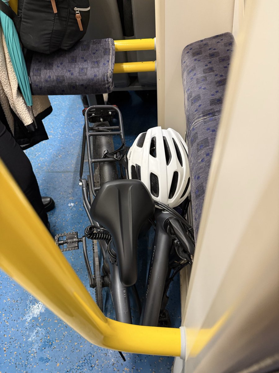 gigsmad's tweet photo. @Se_Railway I just paid £2100 for my season ticket. Every morning a guy takes a seat and leaves his bike on the bit by the door where you can lean. I and a few other people are standing. Is he ok to leave bike there?. Before I kick off . https://t.co/p7m25Hmxjn