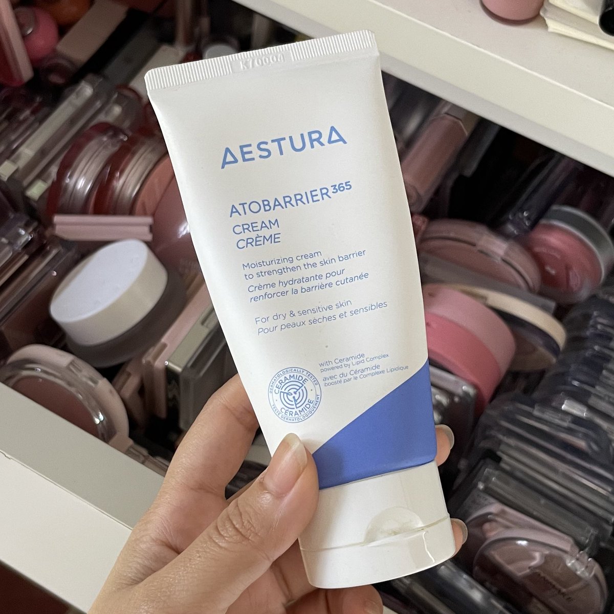 พี่สาก็ใช้ม้อย aestura เอาดีๆสาวผิวมันใครใช้B5+แล้วไม่ไหวกว่าจะรอชีไม่ซึม กุซึมแทน55555 มาลองอันนี้กู้ผิวเหมือนกัน ความชุ่มชื้นเต็มร้อย ใช้คู่ยาสิวผิวก็ไม่กร้าน อิ่มน้ำ โบกหนาๆไม่อุดตัน แล้วอฟชในไทยราคาดีมากกก