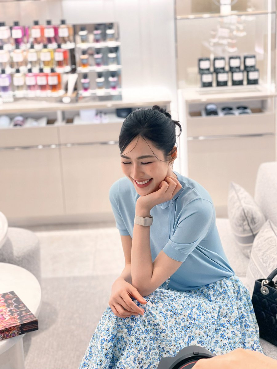 รอยยิ้มของพิ อันตรายต่อหัวใจนุมากค่า 🫠

LING DIOR BEAUTY BOUTIQUE 
#LinglingXDiorBeautyIconsiam
#DiorBeauty
#Linglingkwong #หลิงหลิงคอง