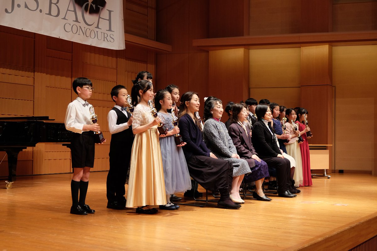 bachconcours_jp's tweet photo. 日本バッハコンクール全国大会1週目小学3・4年A部門の表彰式の様子です♪
栄えある第1位・ヘンレ賞も発表され、ヘンレ出版社様 @henleverlag  より、賞状・楽譜・ヘンレライブラリでご使用いただけるバウチャーが授与されました。
 #henleverlag #ヘンレ賞 #全国大会 #バッハコンクール https://t.co/6xuvqLokI5