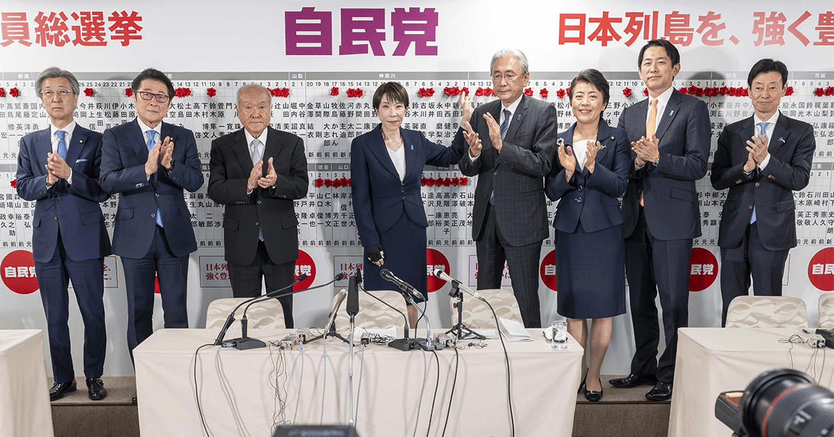 jimin_koho's tweet photo. #自由民主先出し
📌衆院総選挙 自民316議席強い民意で高市政権を信任

第51回衆院総選挙が2月8日に投開票さ��、わが党は小選挙区249、比例代表67の合計316議席を獲得し、勝利しました。連立与党の日本維新の会は36議席を獲得し、与党で過半数233を大きく上回る352議席を得て、高市政権は強い民意で信任されました。わが党は昭和61年の衆院選で獲得した300議席を上回る、過去最多の議席数に到達。「日本列島を、強く豊かに。」を掲げて選挙戦を戦ったわが党は、歴史的な大勝利を収め、国民からの強い民意を得ました。わが党はこの勝利を起点に選挙戦で高市早苗総裁が選挙戦で訴えた「政策の大転換」の具体化に向けて、一致結束して取り組みます。

■高市総裁の覚悟と信念に民意が共鳴
「高市早苗が内閣総理大臣でいいのか」――高市総裁が一貫して訴えた選挙戦に懸ける覚悟と、「責任ある積極財政」という政策の大転換に対する信念に、日本列島の民意が共鳴した選挙戦でした。
全国各地を遊説する高市総裁を一目見ようと、各会場には多くの聴衆が集まりました。最終会場となった7日の東京都世田谷区の会場には約1万人が集結。終盤には与党が優勢という情勢報道がなされましたが、高市総裁はさらに危機感を強めて訴え続け、わが党の勢いは投票日に向けてさらに加速しました。
小選挙区では31都県でわが党候補が議席を独占。東京、神奈川、埼玉といった与野党が拮抗していた都市部でもわが党候補が勝利しました。宮城・三重・沖縄の3県では現行の選挙制度となって初めてわが党候補が全勝。東京、北信越(新潟・富山・石川・福井・長野)、中国(鳥取・島根・岡山・広島・山口)の3ブロックでは、全ての選挙区でわが党候補が勝利しました。
比例代表は67議席を獲得しました。小選挙区での当選が相次ぎ、4ブロックでわが党の獲得議席が他党に振り分けられる結果となりましたが、得票数は平成17年以来の2千万票を超えました。得票率は全ブロックの平均で36パーセント超となり、全てのブロックで第一党となりました。東北・北信越・中国・四国での得票率は4割を超えました。

8日の午後10時ごろ、高市総裁は党本部の開票センターに入り、全国���激戦区での勝敗の行方を真剣な表情で見守りながら、���道機関の取材に応じました。通常国会冒頭での解散については「雪深いこの時期の選挙については関係者の皆さんに感謝申し上げる。それでもどうしてもこの時期に信を問うべきだと考えた」とし、わが党への国民からの力強い支援に繰り返し感謝の思いを語り、選挙戦に携わった支援者や、選挙準備や投開票作業を進めた地方自治体の関係者に謝意を示しました。
9日未明に記者団の取材に応じた鈴木俊一幹事長は勝因について、「高市総理が新たな政策を進める期待感が大変大きく、その政策を進めるのが自民党だという評価につながった」と語り、国民の期待に応える決意を示しました。

 #ニュース #購読者募集中
 https://t.co/gAOsWSWs8F