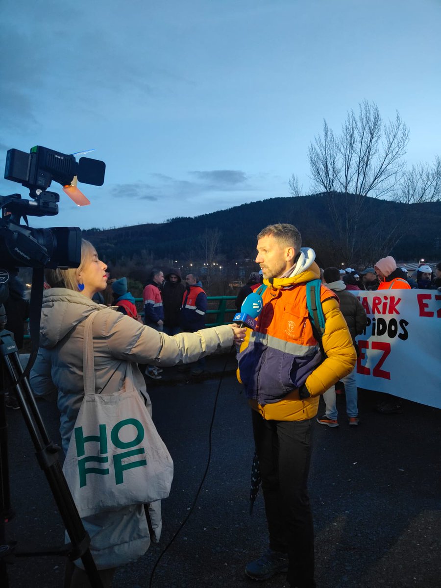 LAB_INDUSTRIA's tweet image. 🔴🔴🔴
Amurrioko Tubos Reunidos enpresan lehen greba eguna gaur. Jarraipena erabatekoa.✊👏

Polizia bertaratu da, langileak bidetik kendu asmoz.😡😡

EEE-rik ez!!👎❌
No al ERE!!👎❌