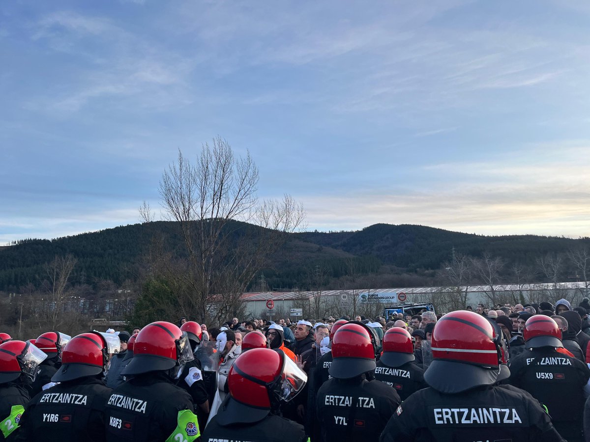 LAB_INDUSTRIA's tweet image. 🔴🔴🔴
Amurrioko Tubos Reunidos enpresan lehen greba eguna gaur. Jarraipena erabatekoa.✊👏

Polizia bertaratu da, langileak bidetik kendu asmoz.😡😡

EEE-rik ez!!👎❌
No al ERE!!👎❌