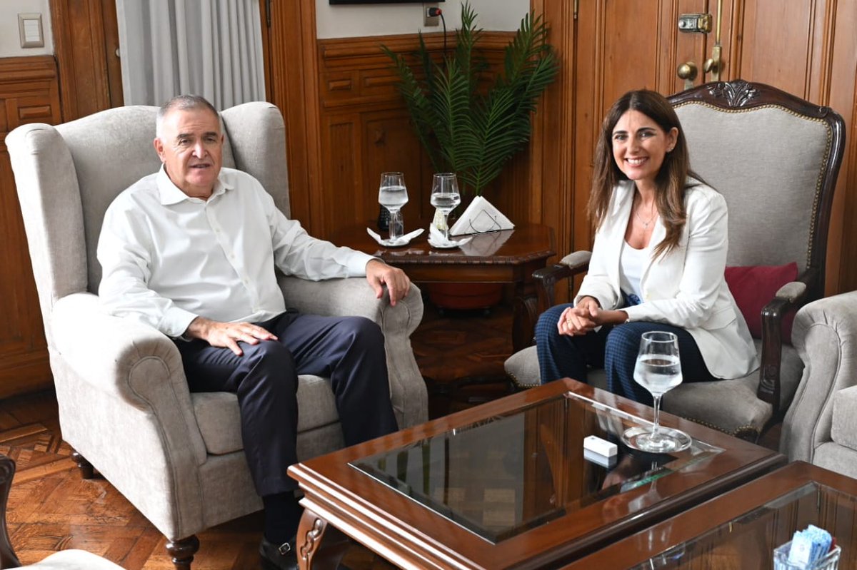 OsvaldoJaldo's tweet photo. 𝐂𝐚𝐬𝐚 𝐝𝐞 𝐆𝐨𝐛𝐢𝐞𝐫𝐧𝐨 | Recibimos en nuestro despacho a la legisladora @CaroVargasTuc, con quien mantuvimos una reunión de trabajo centrada en el fortalecimiento institucional y la articulación entre los poderes del Estado.

🏛️ Dialogamos sobre el proceso de selección del nuevo Defensor del Pueblo, que se lleva adelante en el ámbito de la Legislatura conforme a lo que establece la normativa vigente, reafirmando la importancia de garantizar procedimientos claros y responsables.

📑 También analizamos una agenda vinculada a la prestación de servicios a la ciudadanía, el trabajo coordinado con los municipios, especialmente con San Miguel de Tucumán, y los desafíos normativos que plantea la incorporación de nuevas tecnologías en la gestión pública.

🚀 En ese marco, abordamos la planificación legislativa para los próximos años, con iniciativas orientadas a la promoción de inversiones, el desarrollo, la educación, el trabajo con jóvenes y el uso responsable de la inteligencia artificial en el Estado.

🤝 Seguimos apostando al diálogo institucional y al trabajo conjunto, convencidos de que es el camino para fortalecer la democracia y dar mejores respuestas a las necesidades de las tucumanas y los tucumanos.