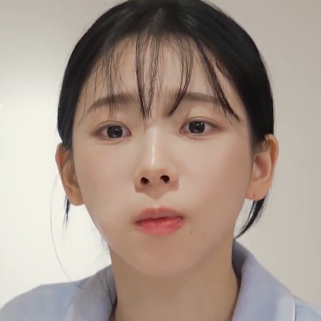 이렇게 대장한테 줘도 대장은 뭔지도 모르면서 맛있다면서 폭풍 눈물 흘리면서 먹을듯.

근데 이게 뭐야 믽정아?
두쫑쿠라구 요즘 유행하는 거래요. 맛있죠 대장ㅎㅎ
응응!! 맛있어! 근데 원래 이런 모양으로 팔아?
으응, 원래 똥글똥글한데 그게 안돼서.. 별룬가..
아냐아냐 모양이 뭐가중요해ㅎㅎ