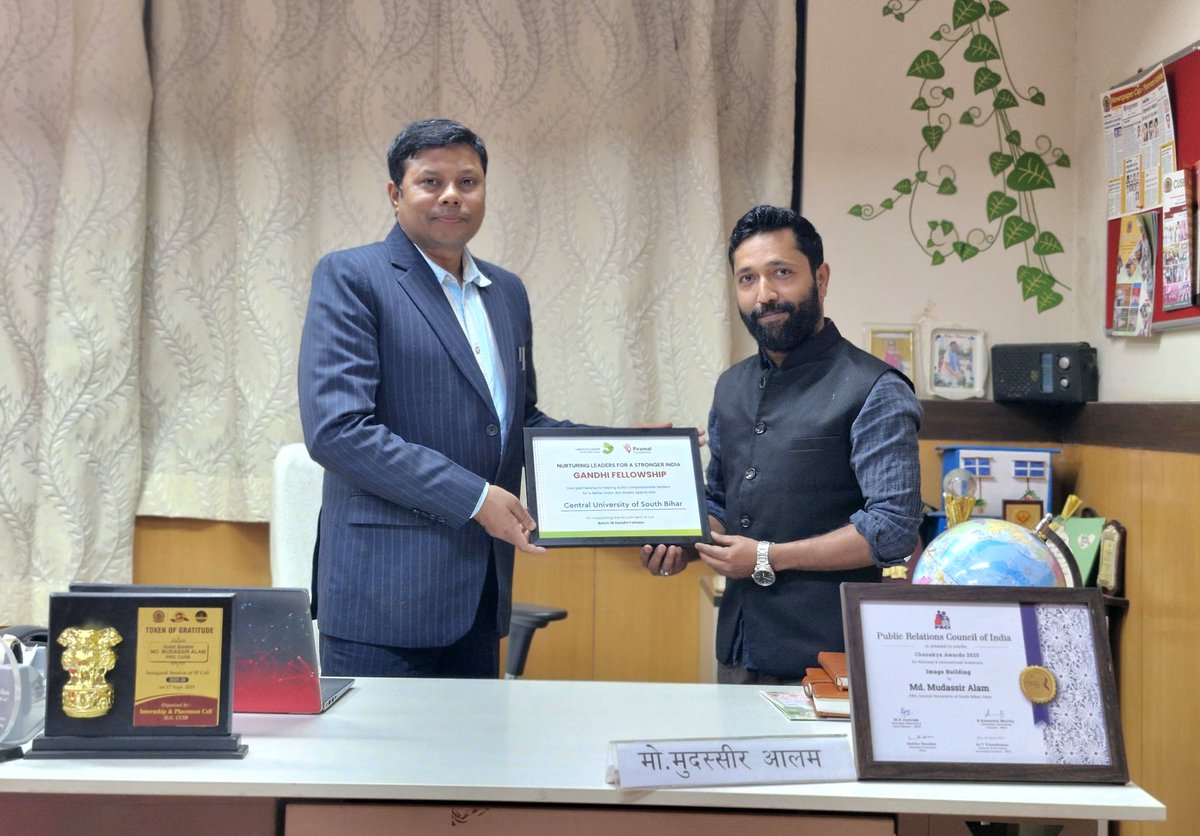 mdmudassiralam's tweet image. Felicitated by Mr. Nasir Hassan, Senior Programme Leader, Piramal Foundation for providing necessary assitance in smoothly conducting Placement Drive for Gandhi Fellowship since 2014...#Gandhifellowship #PiramalFoundation @PiramalFdn