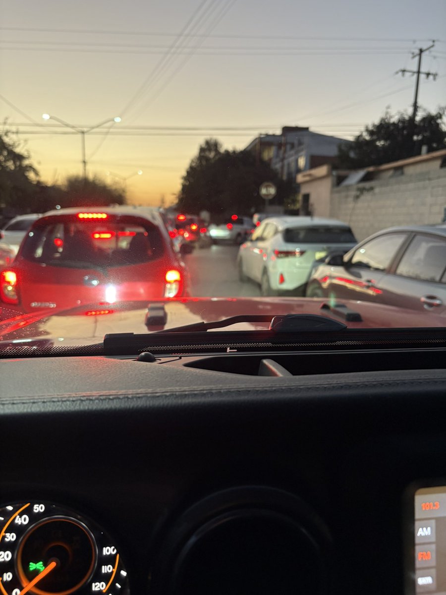 BryGrro's tweet photo. @ManuelGuerraCav @telediariomty @yadithvaldez todos los días de 30 a 40 minutos para salir del Villas del poniente a falta de agentes de tránsito del García sobre avenida Lincoln para agilizar el tránsito https://t.co/nSkiZFYspp