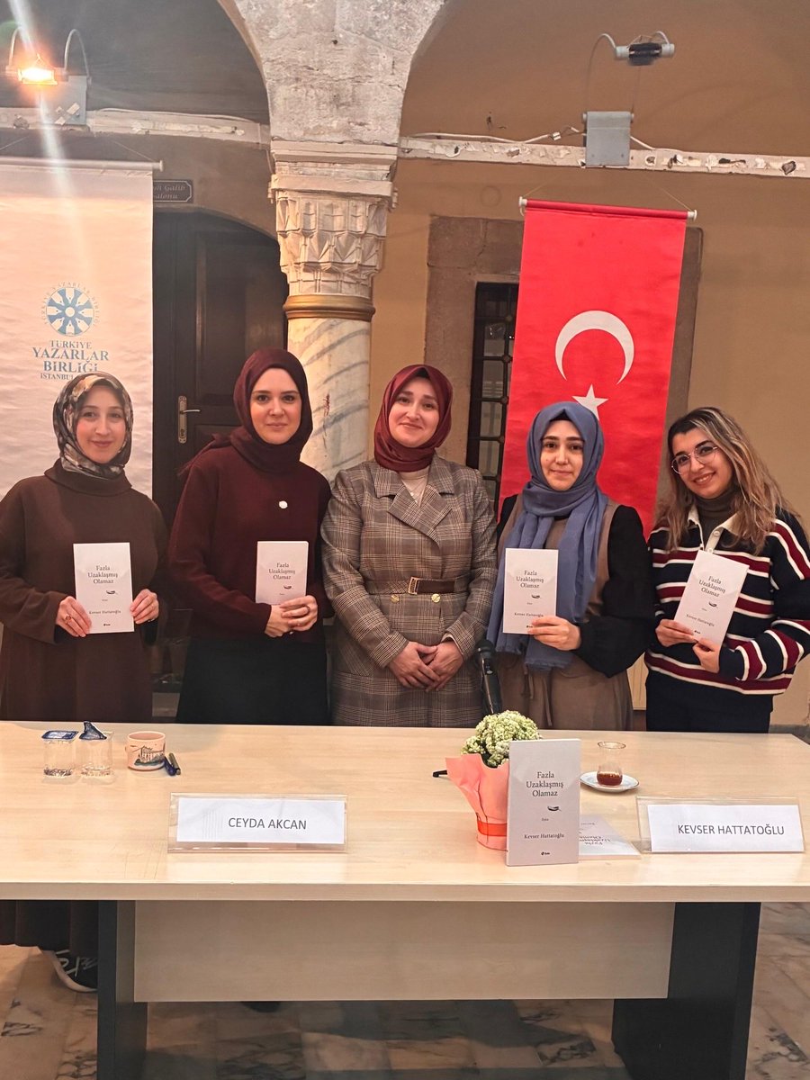 SuleYayinlari's tweet photo. Yazarımız Kevser Hattatoğlu, Ceyda Akcan’ın “İlk Kitaplar, İlk Heyecanlar” programına konuk oldu.

Hattatoğlu, Türkiye Yazarlar Birliği İstanbul Şubesi’nde gerçekleştirilen buluşmada “Fazla Uzaklaşmış Olamaz” kitabının yazım sürecini anlattı.

#ŞuleYayınları
#OkumakÇağırmaktır https://t.co/XoyggH4fRy