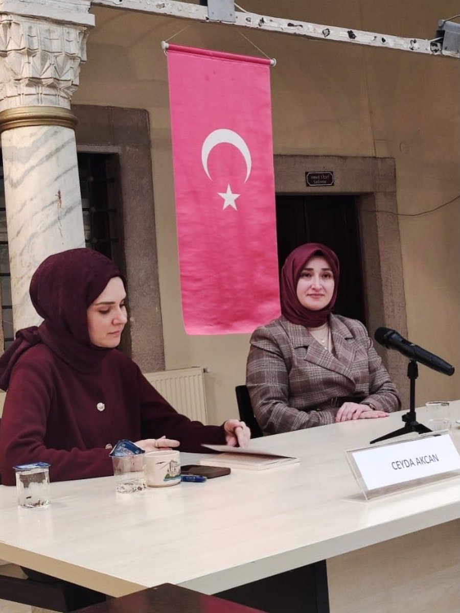SuleYayinlari's tweet photo. Yazarımız Kevser Hattatoğlu, Ceyda Akcan’ın “İlk Kitaplar, İlk Heyecanlar” programına konuk oldu.

Hattatoğlu, Türkiye Yazarlar Birliği İstanbul Şubesi’nde gerçekleştirilen buluşmada “Fazla Uzaklaşmış Olamaz” kitabının yazım sürecini anlattı.

#ŞuleYayınları
#OkumakÇağırmaktır https://t.co/XoyggH4fRy