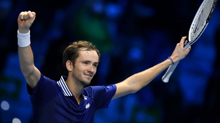 ParisRMC's tweet photo. 🔥🎾 Les #pronos d'@ericsalliot :
▶️ #Medvedev 🇷🇺 bat #Humbert 🇫🇷 (1.50)
▶️ #Royer 🇫🇷 bat #OConnell 🇦🇺 (1.78)
▶️ #Pavlovic 🇫🇷 bat #VDZ 🇳🇱 (4.80)
▶️ #Tiafoe 🇺🇸 bat #Atmane 🇫🇷 (1.27)
▶️ Total : 16.28
Podcast à 🎧 ici : https://t.co/hJ8TZL4A70 https://t.co/4W8LuQLuRt