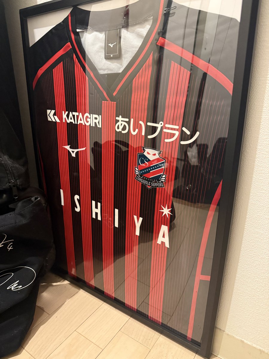 yuumania's tweet photo. ダイソーでフレーム買ってユニ飾ってみた。お手軽にできて満足💯

#consadole https://t.co/zKHtLXI6Am