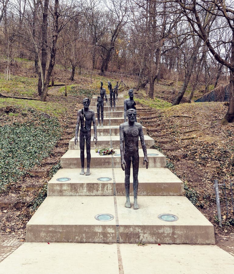 recién me entero de que existe un Monumento a las Víctimas del comunismo, en Praga. Y vaya que sí ilustra a la perfección lo q hace ese sistema, la destrucción del individuo, mas no su capacidad de seguir adelante aún faltando partes de sí mismo.