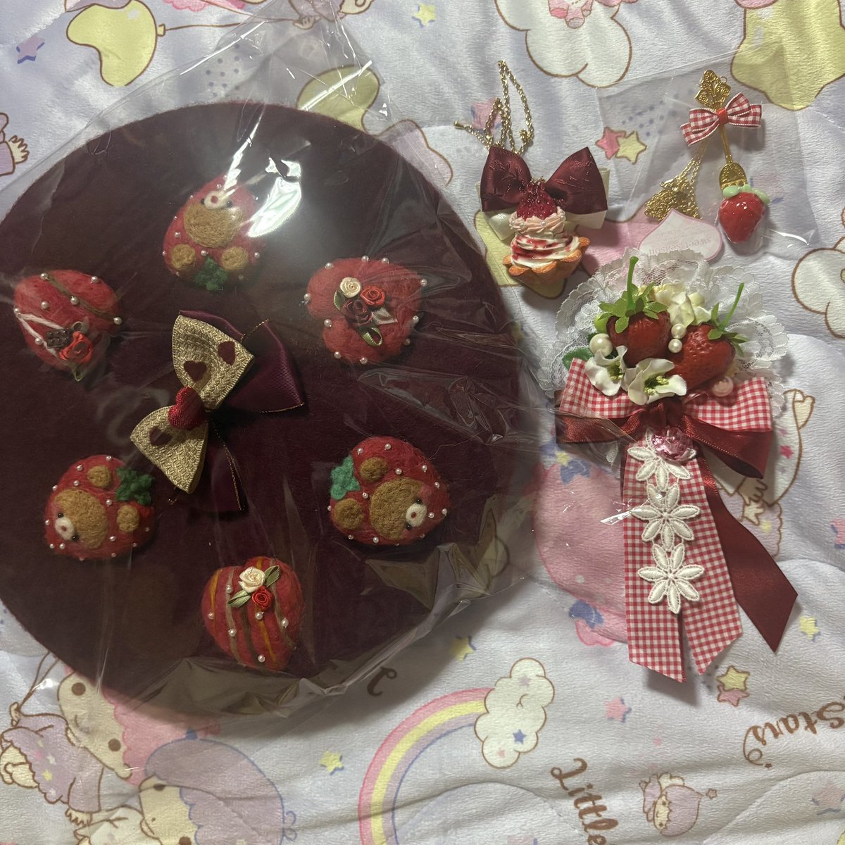 RT @o_mayumitwins: ロマアラお迎え品🥰🍓🎀 ベレー帽(@lollipopayapa