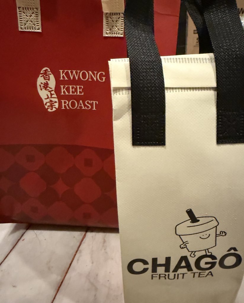 KMayaKwangbae's tweet photo. แม่มาเล่าให้ฟังว่า  ไปสั่งชาโก้
พนง: กินเลยไหมคะหรือกลับบ้าน
แม่: ชูถุงควองกี บอกว่า ซื้อกลับบ้าน ลูกสาวบอกต้องกินคู่กัน
พนง: อ๋อออ เจ้าของเดียวกัน 
แม่บอกพนักงาน พูดแล้ว หน้ายิ้มแป้นเลย
พนักงานเป็นสาววายปะ 555555555555555 https://t.co/bh6I2RnK6l