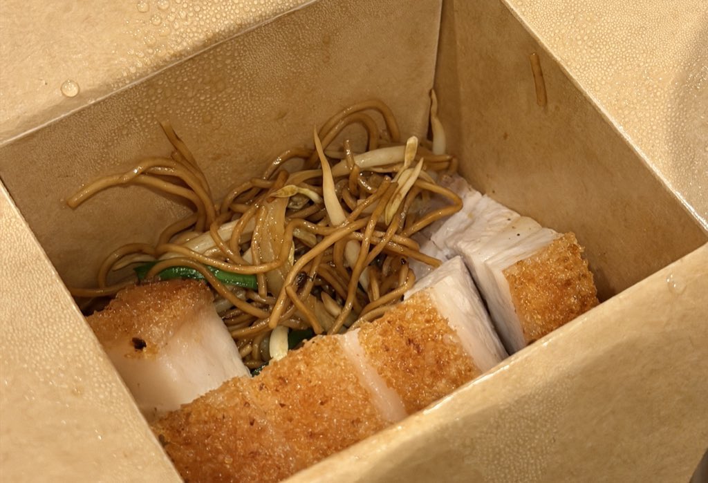 KMayaKwangbae's tweet photo. แม่มาเล่าให้ฟังว่า  ไปสั่งชาโก้
พนง: กินเลยไหมคะหรือกลับบ้าน
แม่: ชูถุงควองกี บอกว่า ซื้อกลับบ้าน ลูกสาวบอกต้องกินคู่กัน
พนง: อ๋อออ เจ้าของเดียวกัน 
แม่บอกพนักงาน พูดแล้ว หน้ายิ้มแป้นเลย
พนักงานเป็นสาววายปะ 555555555555555 https://t.co/bh6I2RnK6l