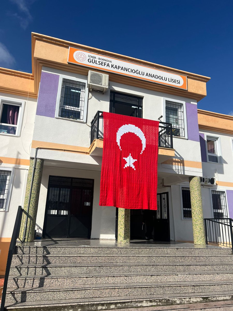 izmir_ilmem's tweet photo. 🇹🇷 Bayrağımız İçin İlmek İlmek Emek…

Bornova Gülsefa Kapancıoğlu Anadolu Lisesi öğretmen ve idarecileri, birlik ve beraberliğimizin simgesi olan Şanlı Türk Bayrağımızı kendi elleriyle örerek anlamlı bir çalışmaya imza attı.

Her ilmeğinde vatan sevgisi, her düğümünde fedakârlık ve sorumluluk bilinci taşıyan bu özel emek; eğitim camiamızın milli değerlerimize sahip çıkma kararlılığını bir kez daha ortaya koydu.

🇹🇷 Bayrağımızı sadece dalgalandırmakla kalmayıp, gönüllerde yaşatan bu anlamlı çalışmada emeği geçen tüm öğretmen ve idarecilerimizi tebrik ediyoruz.

@tcmeb @Yusuf__Tekin @drsuleymanelban @yahsiomer