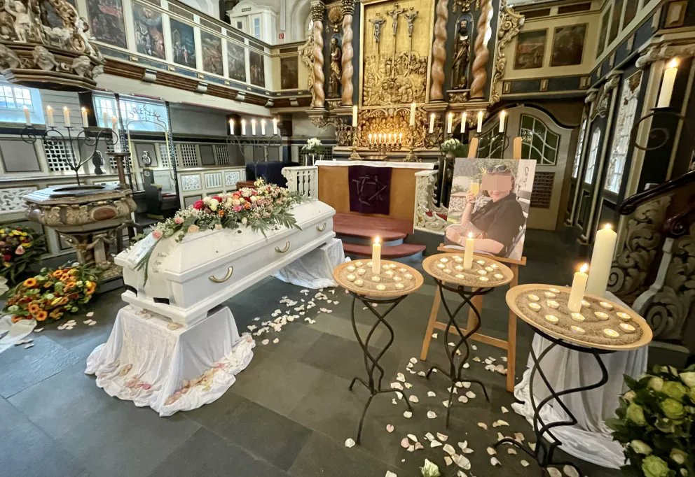 Heute, am 09.02.2026 ist es drei Jahre her, als wir bei der Trauerzeremonie Abschied von Ann-Marie nehmen musste...
Ich erinnere mich sehr genau an diesen Tag- insbesondere heute!- und hoffe und bete, das anderen Eltern dieser lebenslange Schmerz erspart bleibt!
❤️ Ann-Marie