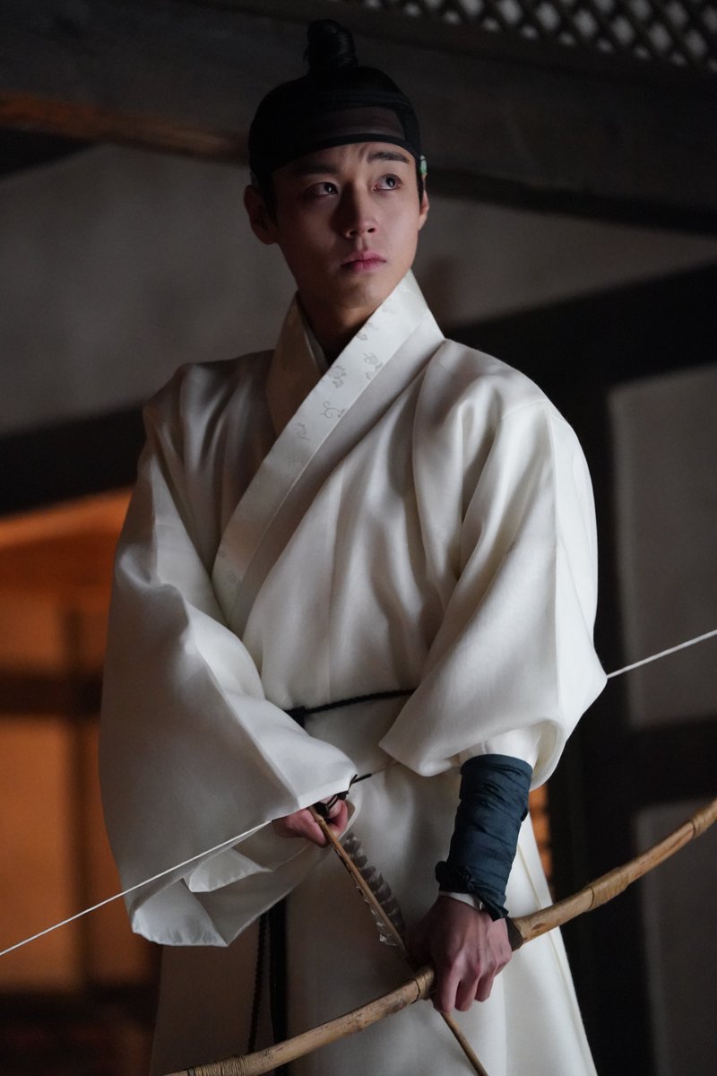 park jihoon aka king danjong’s archery skills 🏹

- jihoon mastered traditonal archery postures normally learned with 4-5 hours of practice within 10-20 minutes only
- the coach trained about 1,000-1,500 people &amp; jihoon was at the very top among them
- instead of using a prop bow