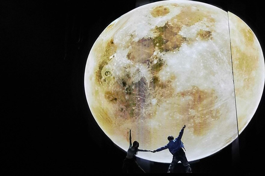 ดีใจที่น้องมิ้นเอามาลง เป็นช็อตที่ชอบมากกกกก ยิ่งตอนโชว์คือมีผ้ามาปิดตาน้องมิ้นพอดี ภาพออกมาสวยมาก รอช่างภาพสักคนปล่อย นี่คิดว่ามันเป็นซีนที่สวยมากอีกซีนนึงเลยย 🥺