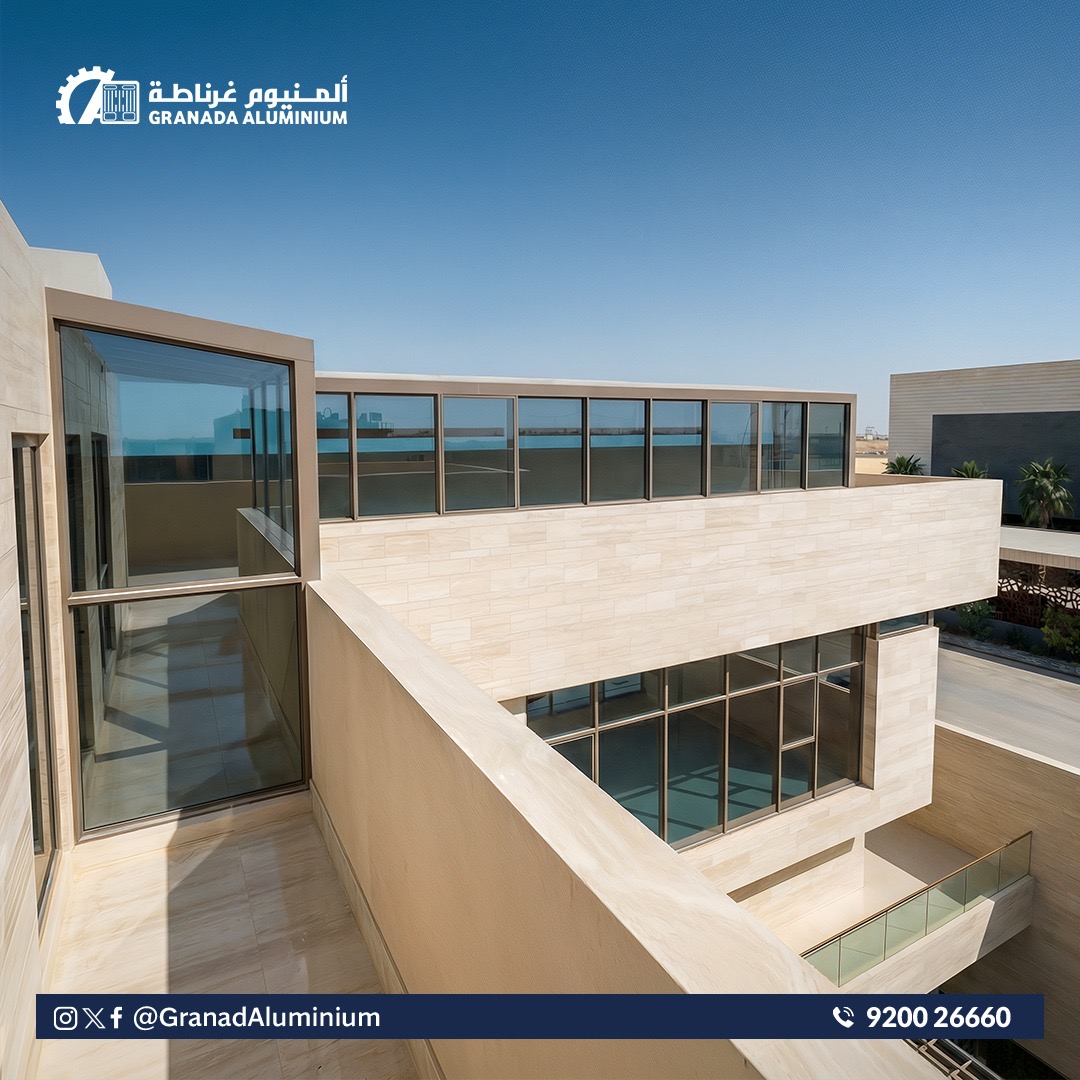 واجهات زجاجية مصممة بعناية لتناسب جميع المساحات وتبرز هوية المكان بأسلوب عصري أنيق